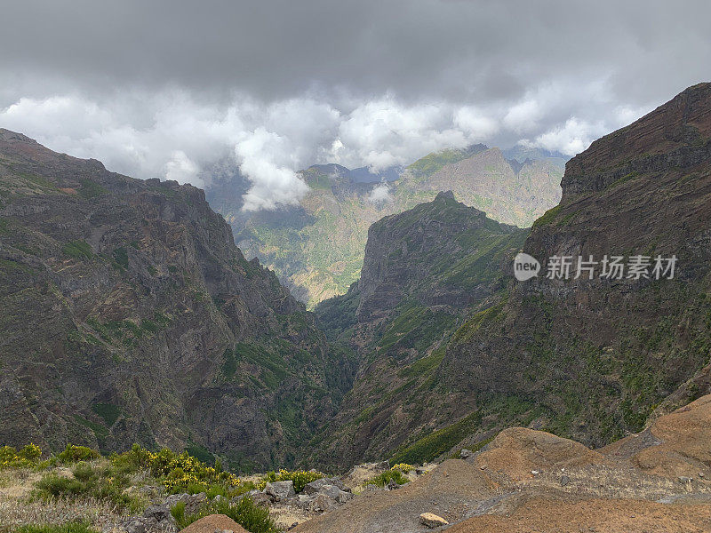 尼尼奥达曼塔(Ninho da Manta)或鹰巢(Eagle’s Nest)的马德拉岛山上的云朵